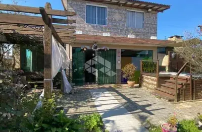 Casa sobrado com vista para o mar em praia do meio (ens brito), palhoça - r$ 850.000