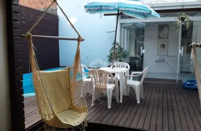 Casa sobrado financiável com piscina e edícula no bairro vargem do bom jesus - florianópolis