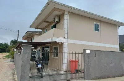 Sobrado com 2 suítes, quintal e vaga de garagem em são joão do rio vermelho, florianópolis