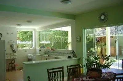 Casa à venda com 4 quartos, 2 suítes e 234m² por r$ 2.700.000