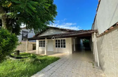 Casa térrea para locação anual 4 dorm, 2 wc, 5 vagas em bertioga/sp
