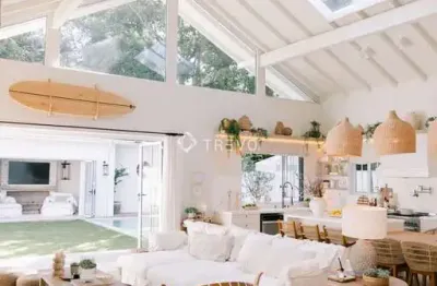 Casa térrea à venda com 4 dormitórios a 200m da praia, 455m² por r$ 10.900.000