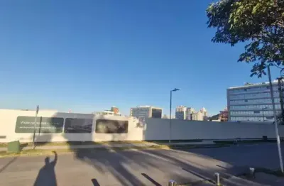 Patio jardins: amplo apartamento 3 dormitórios, sendo 3 suítes no passeio pedra branca,sc. (em frente praça)