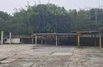 Galpão de 3.400m² para locação a 700m dos estúdios globo – murado, com rgi e localização estratégica na estrada dos bandeirantes