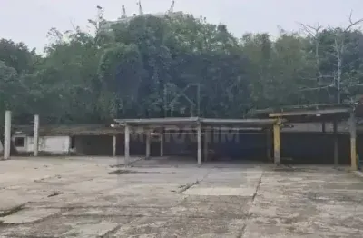 Galpão de 3.400m² para locação a 700m dos estúdios globo – murado, com rgi e localização estratégica na estrada dos bandeirantes