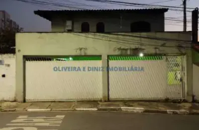 Sobrado 3 suítes, banheiro, lavabo, 4 vagas de garagem, área de churrasqueira, lavanderia e quintal amplo 400m2