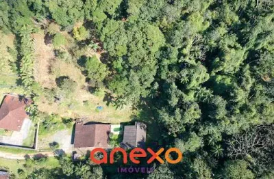 Terreno espaçoso com 2 casas e piscina - ideal para condomínio de casas.