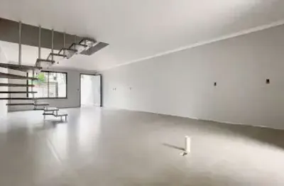 Sobrado com suíte, piscina e área de festas no bairro velha