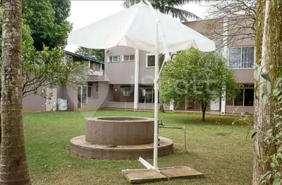 Excelente casa à venda com 430m², 6 quartos e 4 vagas de garagem.