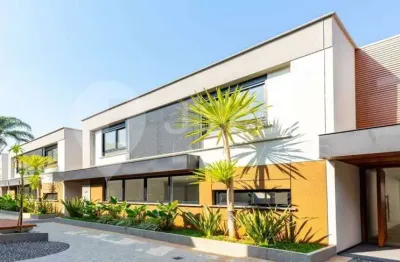 Casa de condomínio de alto padrão com jardim e piscina privativa