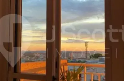 Belo apartamento reformado com muito bom gosto e armários de ótima qualidade.