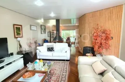 Belíssimo sobrado com fino acabamento, ótima planta com ambientes super iluminados e ventilados.