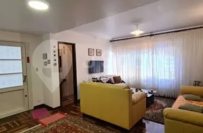 Belo sobrado a venda em rua tranquila no miolo do jardim prudência.