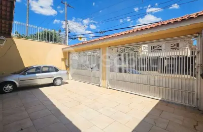 Excelente casa térrea com vaga para 4 carros, 4 dormitórios sendo 2 suítes a venda.