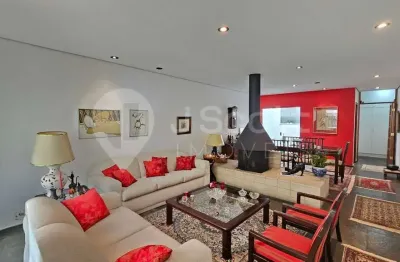 Casa em condomínio fechado a venda com 3 dormitórios, churrasqueira e lareira.