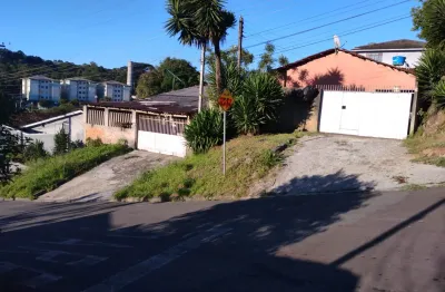 Terreno amplo com 204m² e duas casas prontas, confira esta oportunidade!