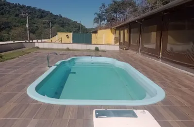 Chacará com 20mil mts, ´com 3 casas e baias para cavalos.