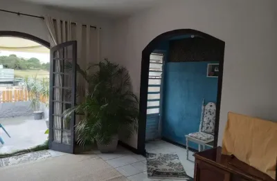Casa com ótima localização, próximo à diferenciados comércios e rodovia.