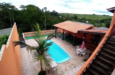 Casa com ótima área de lazer e piscina. fácil acesso à rodovia.