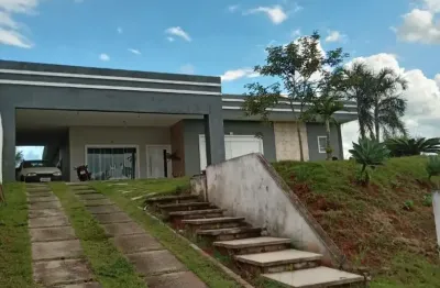 Casa no condomínio lago dourado, ótima localização.