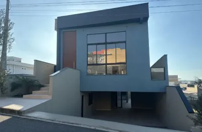 Linda casa recém construída no condomínio de alto padrão golden park.