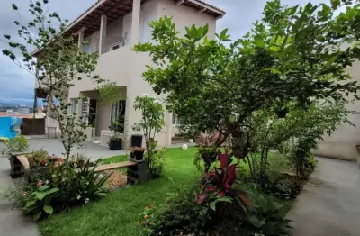 Lindo sobrado toda reformada com quintal imenso e área verde.