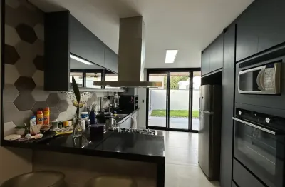 Sobrado moderno, completo e pronto para morar  com design sofisticado e acabamentos de alto padrão, esta casa oferece conforto, elegância e praticidade em cada detalhe.