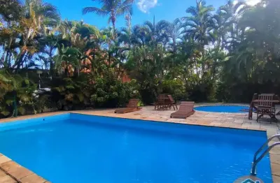 Excelente imóvel em condomínio localizado há 60 metros da praia em guaecá !