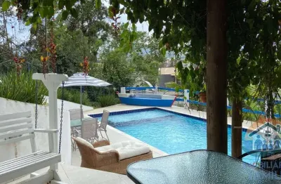 Excelente sobrado com piscina localizado no bairro prainha em caraguatatuba!
