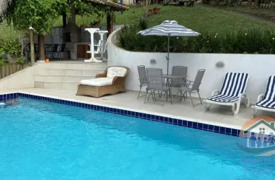 Excelente sobrado com piscina localizado no bairro prainha em caraguatatuba!