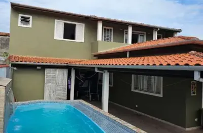 Excelente oportunidade de sobrado com piscina localizado no bairro travessão em caraguatatuba!