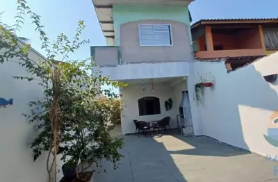Excelente imóvel localizado á 50 metros da praia no bairro porto novo em caraguatatuba!