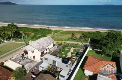 Incrível imóvel de alto padrão pé na areia localizado no bairro massaguaçu em caraguatatuba-sp!