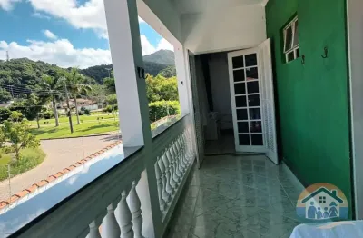 Excelente sobrado situado próximo á praia no bairro martim de sá em caraguatatuba-sp!