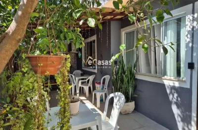 Casa linear aconchegante geminada última casa com área externa