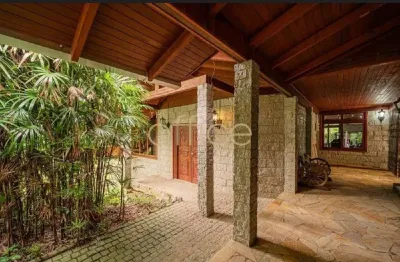 Propriedade aconchegante com piscina e lareira em local privilegiado