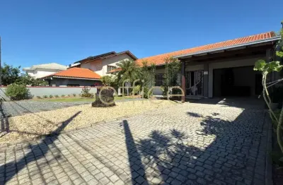 Casa com 3 quartos à venda no iririú, joinville  por r$ 779.000