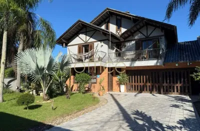 Sobrado com 04 dormitórios e terreno medindo 615 m2.