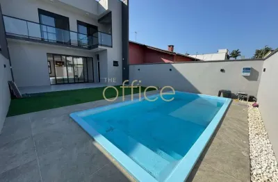 Sobrado exclusivo - 143m2 privativos, 208m2 terreno, 3 quartos (1 suíte), 3 banheiros, 2 vagas lado a lado, área externa bem ampla com piscina