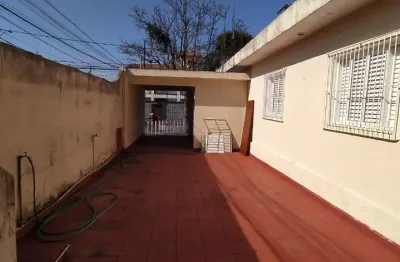 Casa confortável à venda no centro de poá, 2 dormitórios, vaga para 3 carros