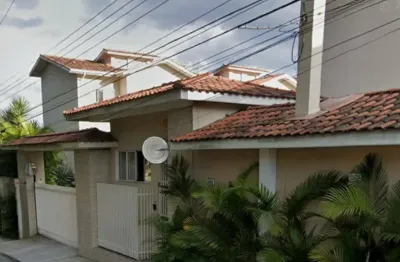 Casa com 3 dormitórios sendo uma suíte à venda em condomínio fechado