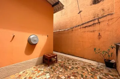 Casa à venda com 03 dormitórios  no centro de poá, 03 minutos a pé da estação da cptm