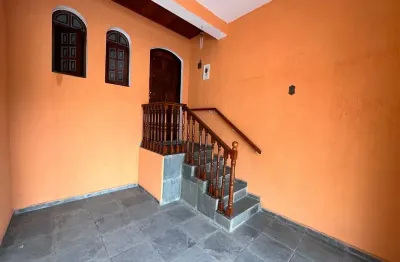 Casa à venda com 03 dormitórios  no centro de poá, 03 minutos a pé da estação da cptm