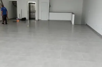 Alugo salão comercial com 03 pavimentos e com elevador  no centro de Suzano