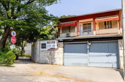 Casa à venda no setor marista, 3 quartos, 5 vagas e localização privilegiada