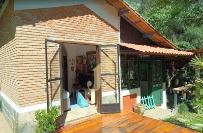 Casa a venda em monteiro lobato com 2 dormitórios e 1 suíte com riacho