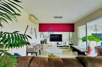 Lindo apartamento na praia da enseada, com vista parcial para o mar e montanha.