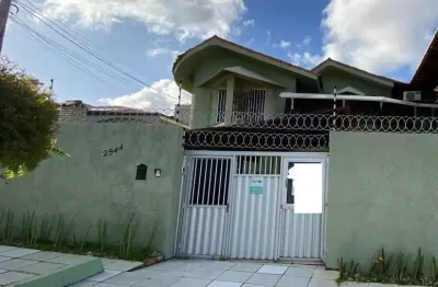 Casa com 4 quartos e 4 banheiros para alugar, 280 m² por r$ 5.000/mês