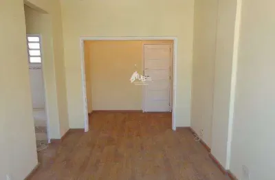 Excelente apartamento de 2 quartos e dependência em santa teresa