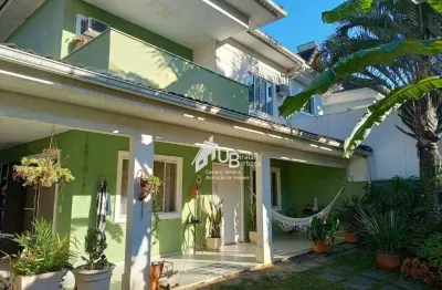 Casa duplex em condomínio fechado em vargem pequena